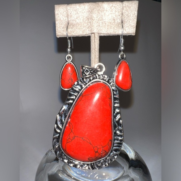 Silver necklace pendant w/red stone w/black designs through w/matching earrings - Picture 1 of 8